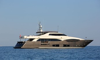 Custom Line 124' Vela