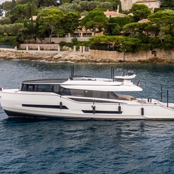 D&B yacht exterior 4