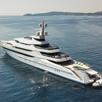 Amore Vero yacht exterior 2