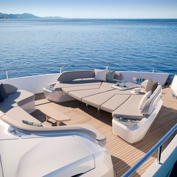 Lumi yacht exterior 2