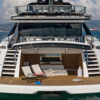 MA yacht exterior 4