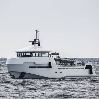 Playa yacht exterior 4