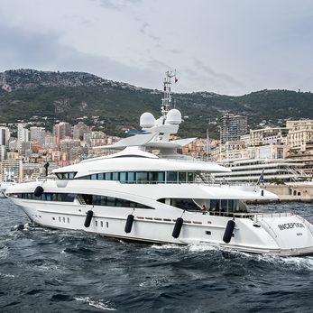 R Juniors yacht exterior 5