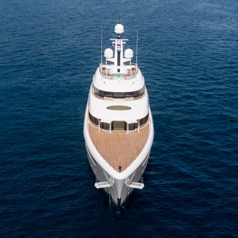 Alvia yacht exterior 2