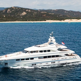 Latitude yacht exterior 3