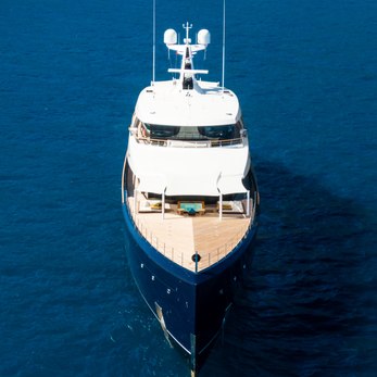Les Cinq yacht exterior 2