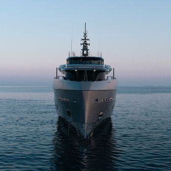Heed yacht exterior 2