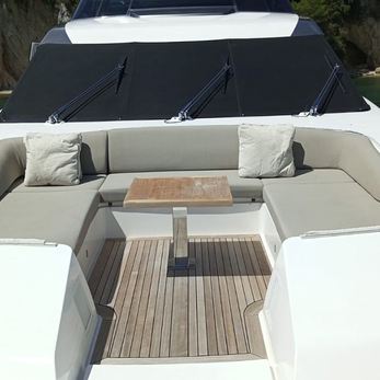La Isla yacht exterior 2