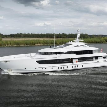 Pa’lante yacht exterior 2