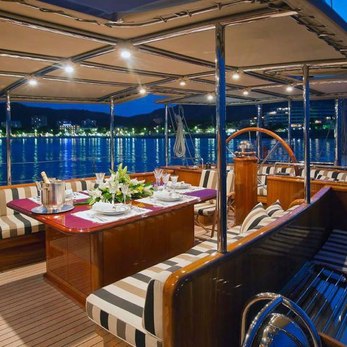 Gweilo yacht interior 3