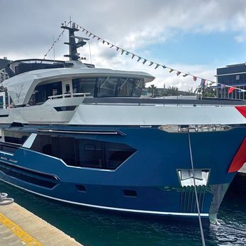 V yacht exterior 2