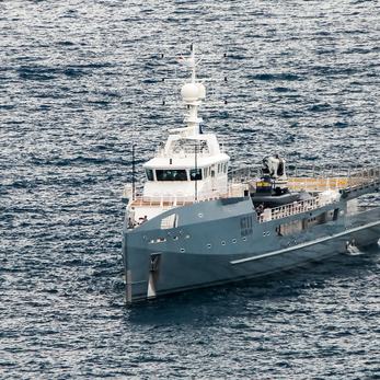 Kalm yacht exterior 2