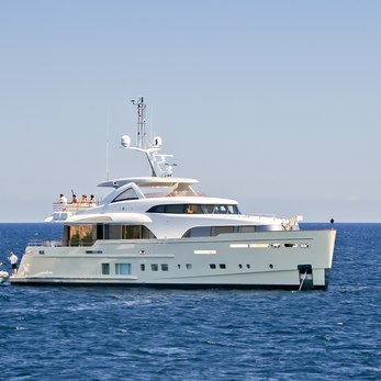 Solis yacht exterior 2