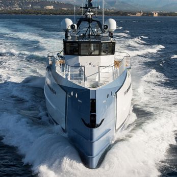 Chasing Romance yacht exterior 2