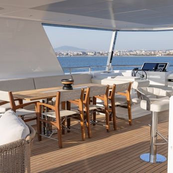 Bee yacht exterior 2