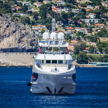 Idefix II yacht exterior 3