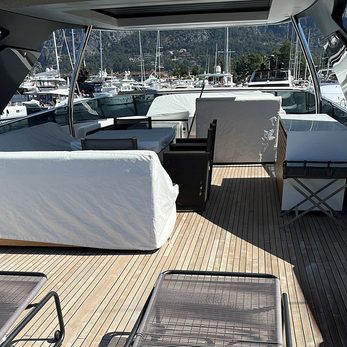 La Isla yacht exterior 4