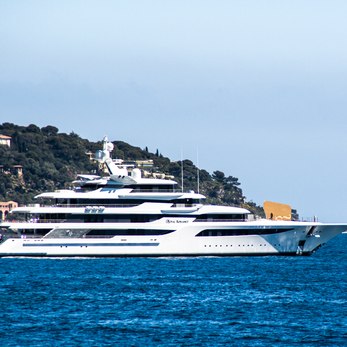 Royal Romance yacht exterior 4