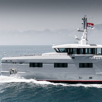 Rafter yacht exterior 2