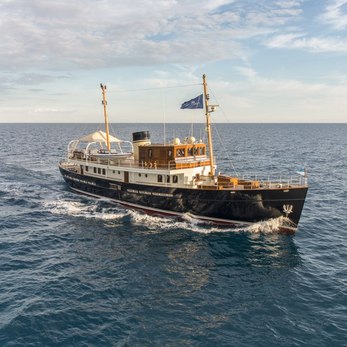 Taransay yacht exterior 3