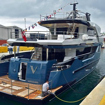 V yacht exterior 5