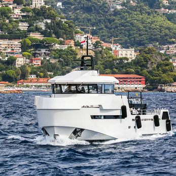 Playa yacht exterior 5