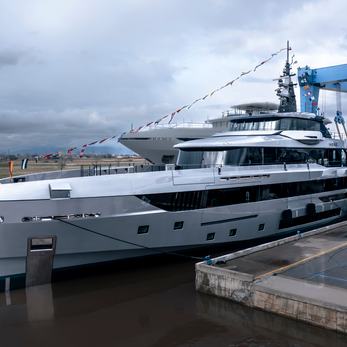 Heed yacht exterior 2