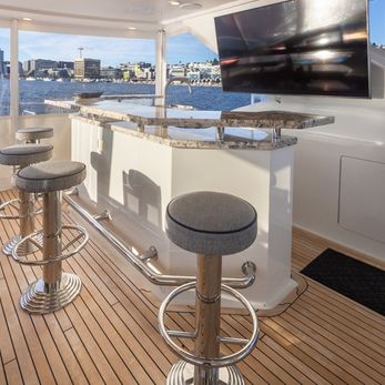 Rhondavous yacht exterior 2