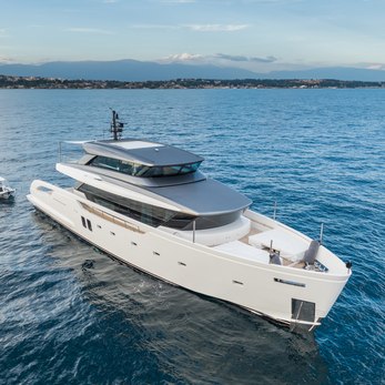 Ami yacht exterior 2