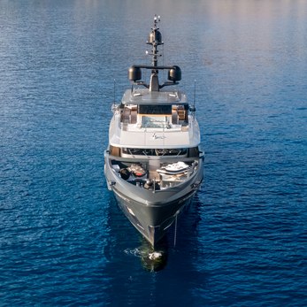 Amo yacht exterior 3