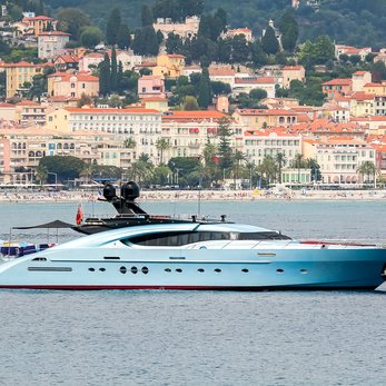 Waverunner yacht exterior 3