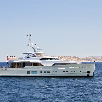 Solis yacht exterior 3