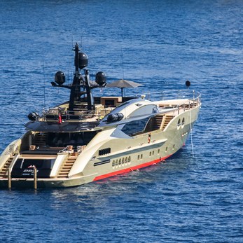 DB9 yacht exterior 3