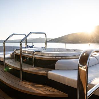 Merinos yacht exterior 2