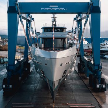 Heed yacht exterior 3