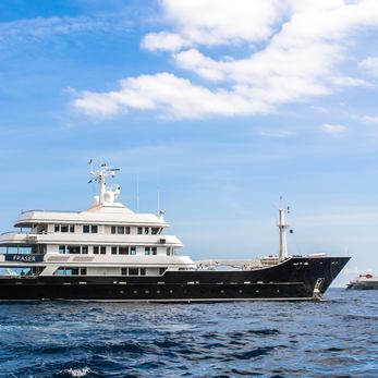Grand Zusanina yacht exterior 3