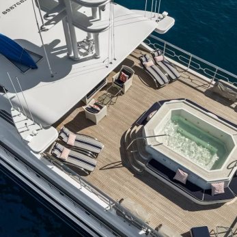 Kajak yacht exterior 2