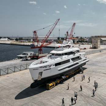 Familia yacht exterior 4