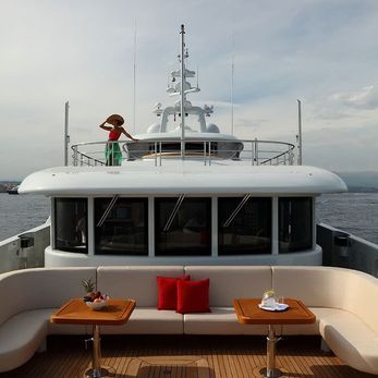 2 Ladies yacht exterior 2