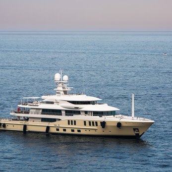 Universe yacht exterior 4