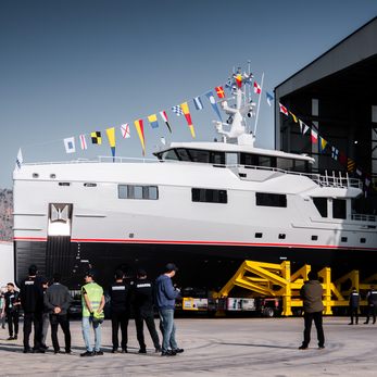 Emotional yacht exterior 4