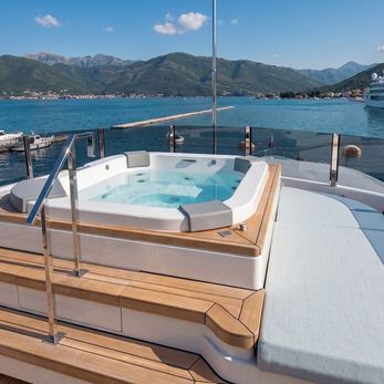 Albus yacht exterior 4