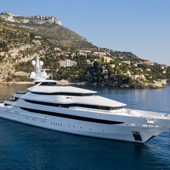 Amore Vero yacht exterior 3