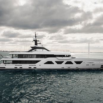 QU2 yacht exterior 2