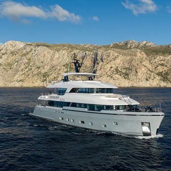 Lollipop yacht exterior 3