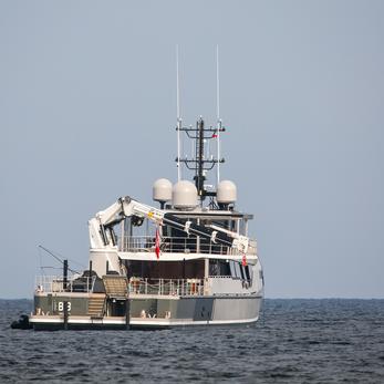 B6 yacht exterior 5