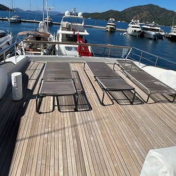 La Isla yacht exterior 3