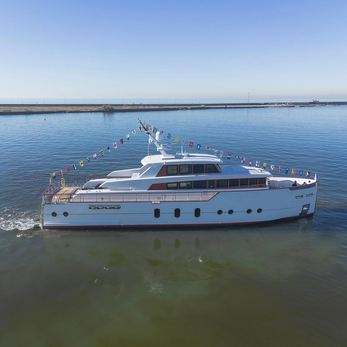 Vero yacht exterior 3