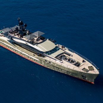 DB9 yacht exterior 3