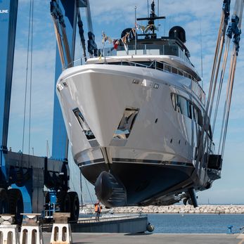 Halo yacht exterior 3